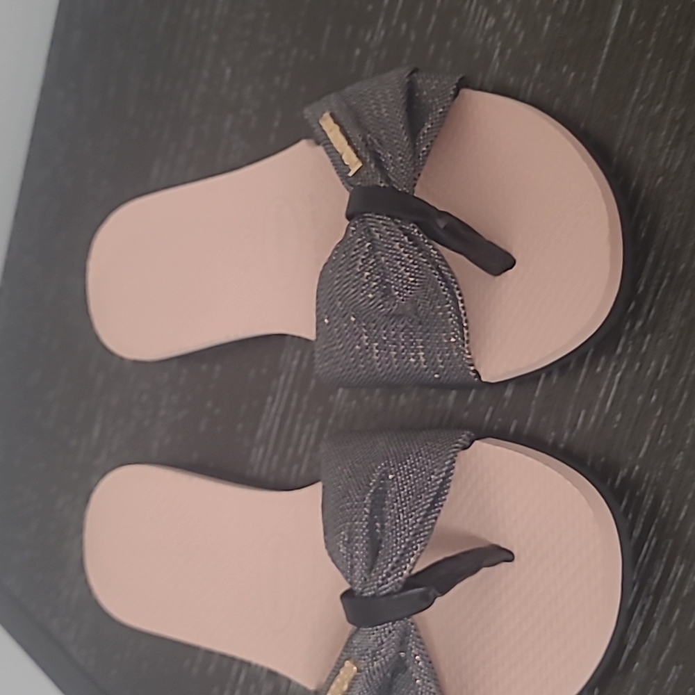 Havianas sandals in rose gold with grey and rose gold accents.